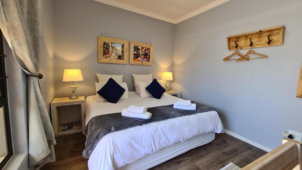 Tiende Laan Bed & Breakfast And Self-Catering Walvis Bay Bagian luar foto