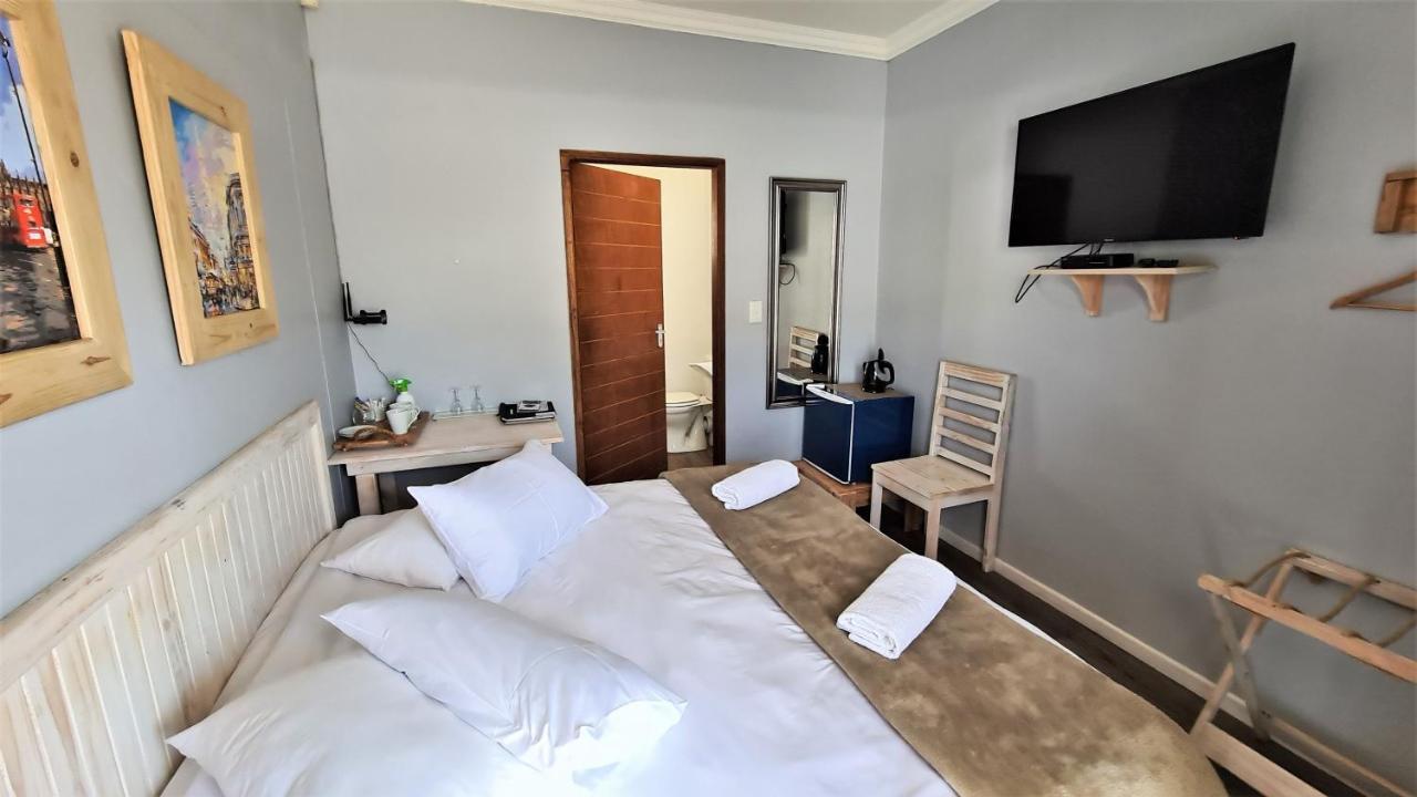 Tiende Laan Bed & Breakfast And Self-Catering Walvis Bay Bagian luar foto