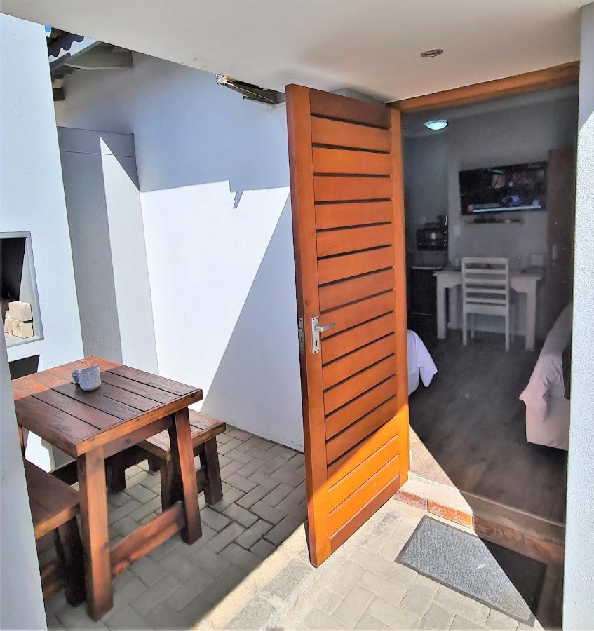 Tiende Laan Bed & Breakfast And Self-Catering Walvis Bay Bagian luar foto