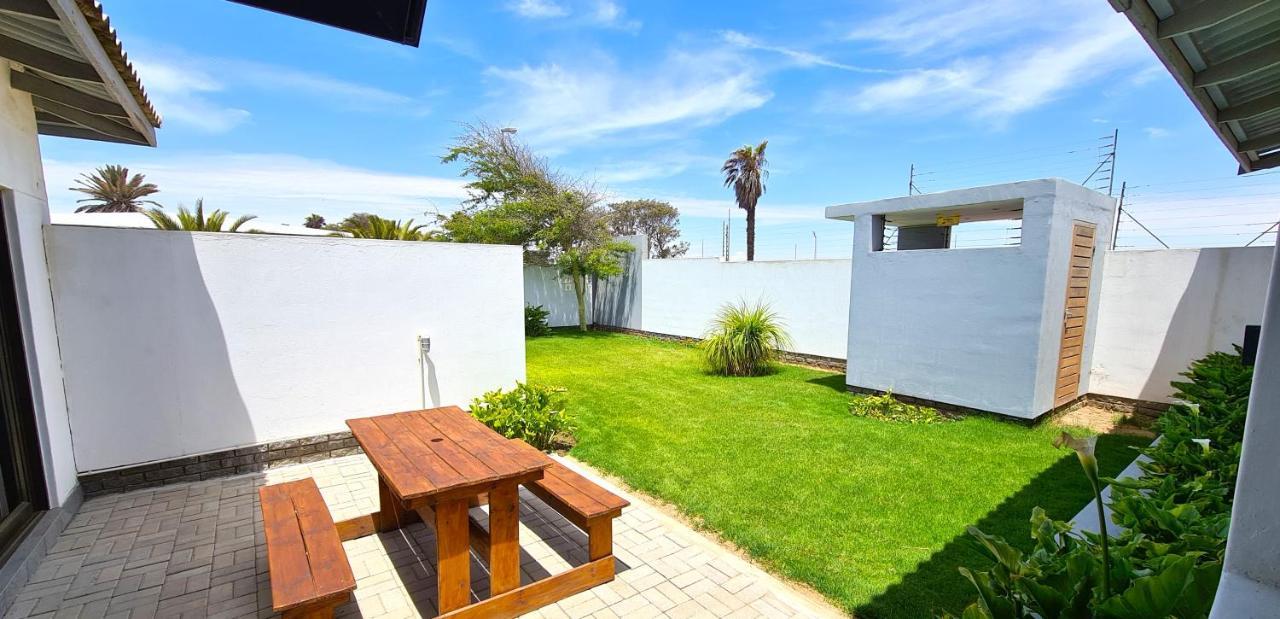 Tiende Laan Bed & Breakfast And Self-Catering Walvis Bay Bagian luar foto