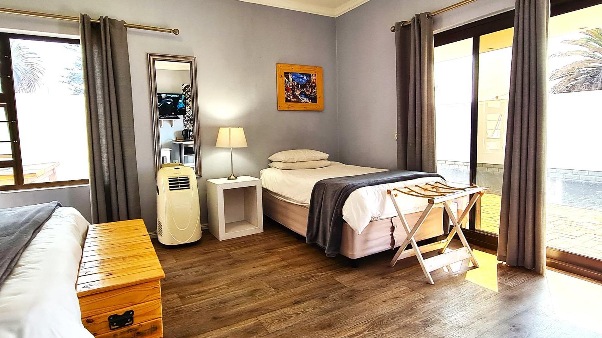 Tiende Laan Bed & Breakfast And Self-Catering Walvis Bay Bagian luar foto