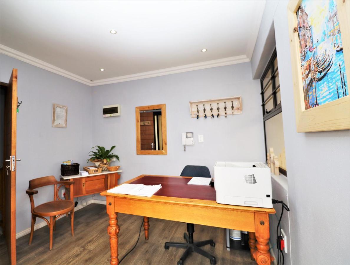 Tiende Laan Bed & Breakfast And Self-Catering Walvis Bay Bagian luar foto
